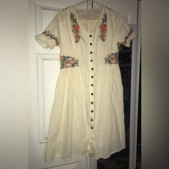 Adorable Embroidered Cotton button up dress Vintage inspired - Picture 4 of 8